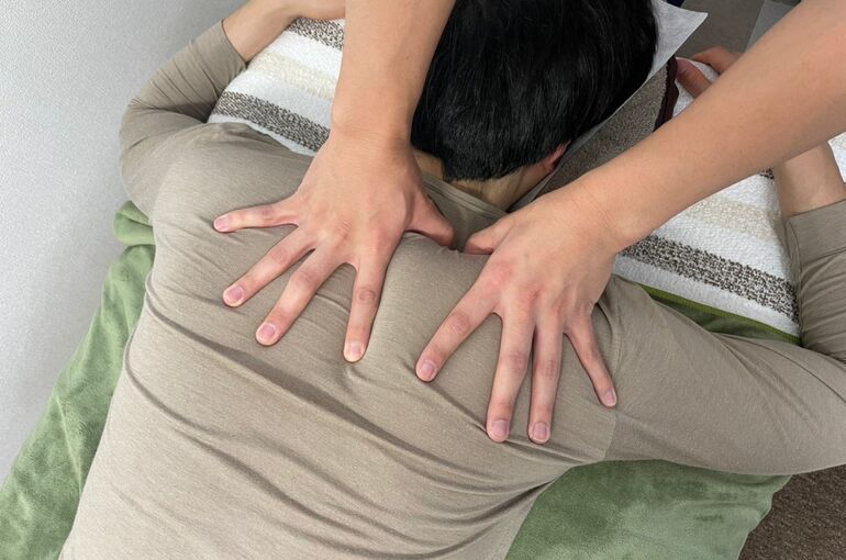肩を指圧する画像